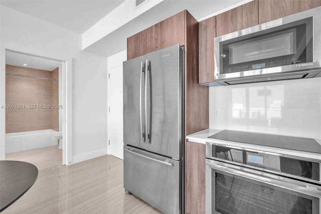 For Sale: $636,000 (1 beds, 2 baths, 920 Square Feet)