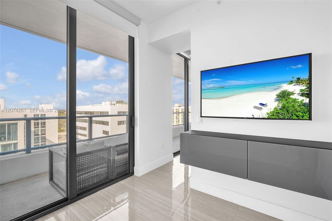 For Sale: $636,000 (1 beds, 2 baths, 920 Square Feet)