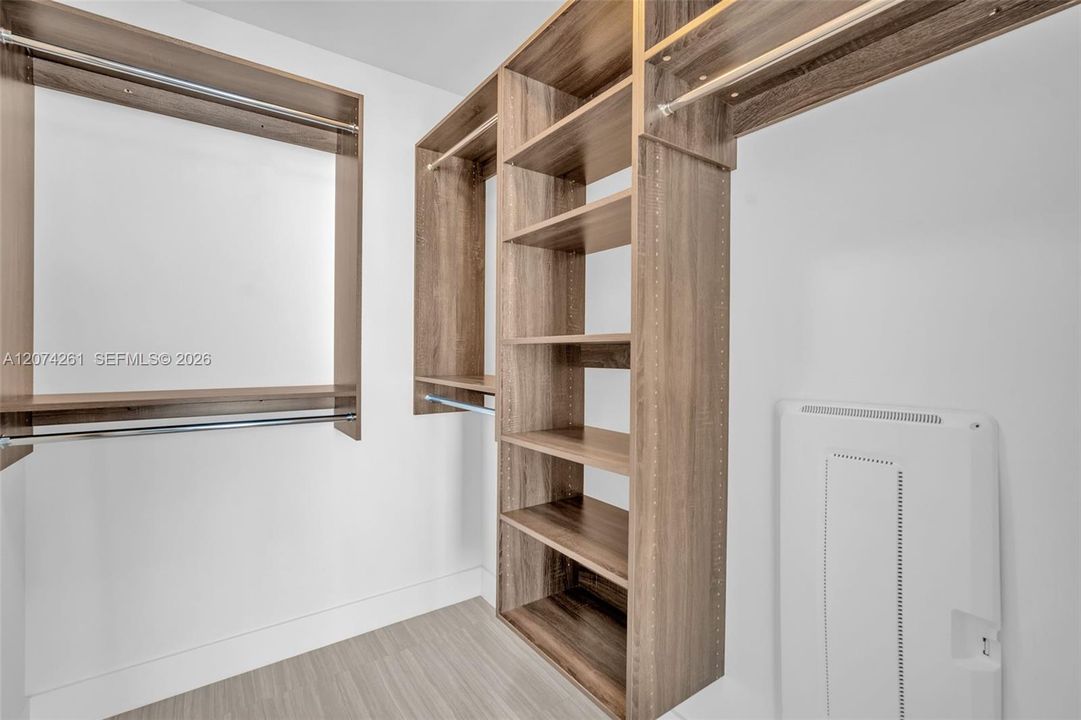 For Sale: $636,000 (1 beds, 2 baths, 920 Square Feet)