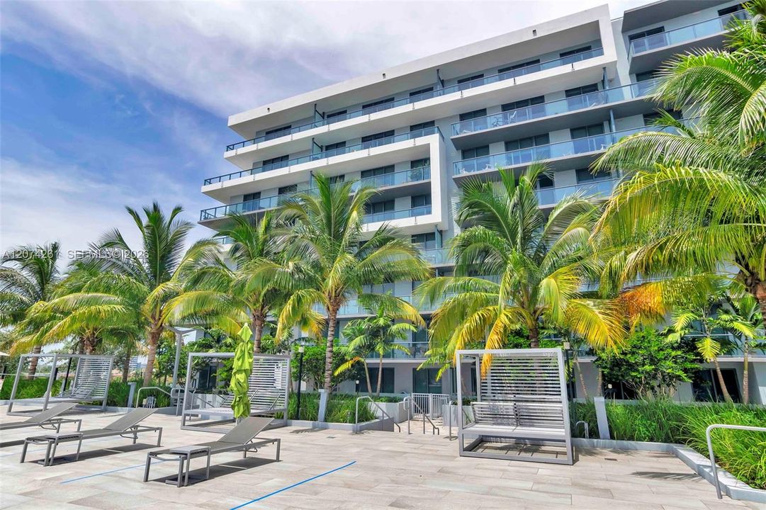 For Sale: $636,000 (1 beds, 2 baths, 920 Square Feet)