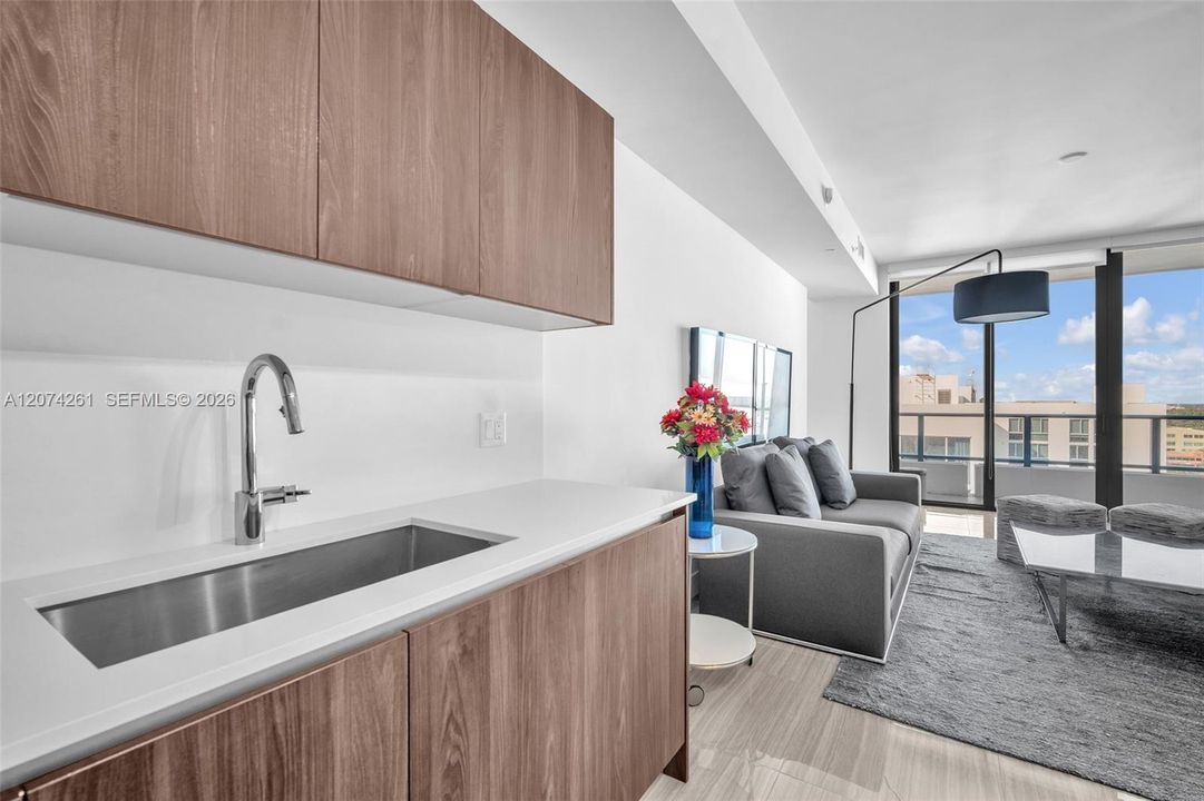 For Sale: $636,000 (1 beds, 2 baths, 920 Square Feet)
