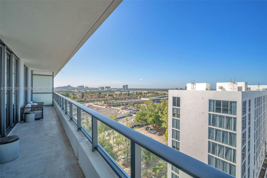 For Sale: $636,000 (1 beds, 2 baths, 920 Square Feet)