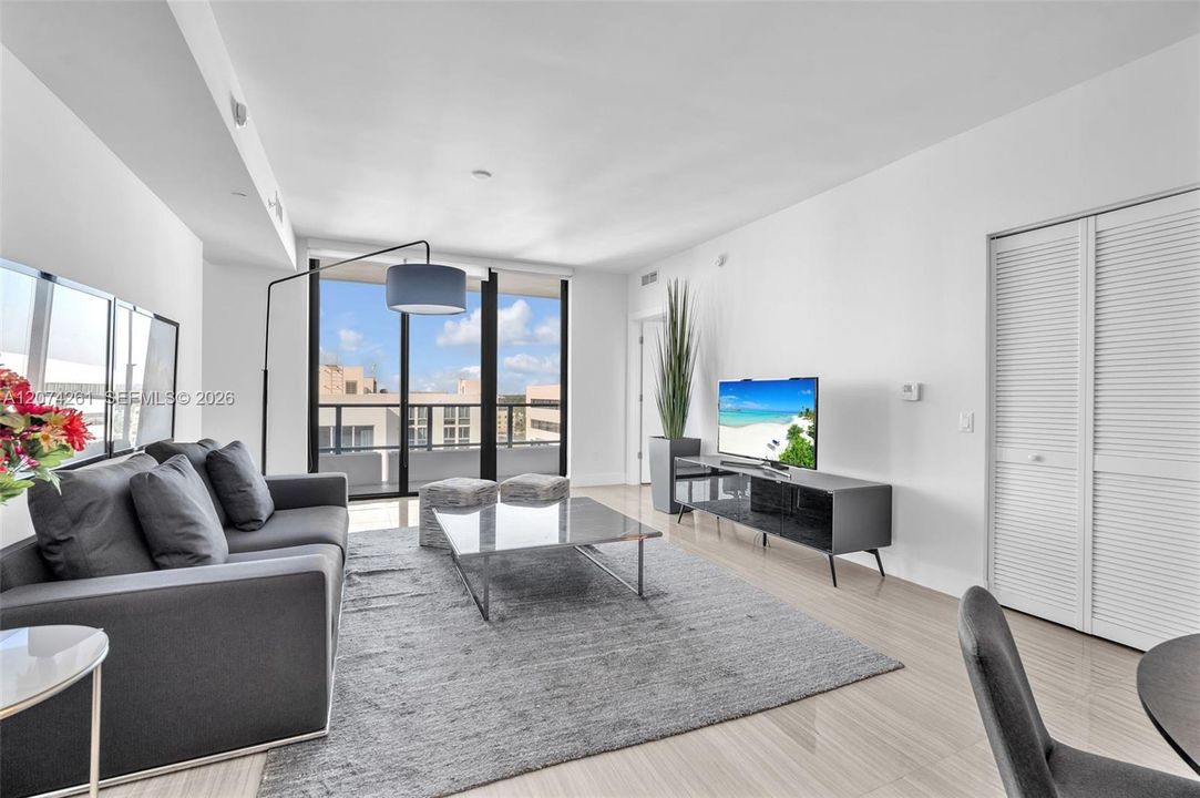 For Sale: $636,000 (1 beds, 2 baths, 920 Square Feet)