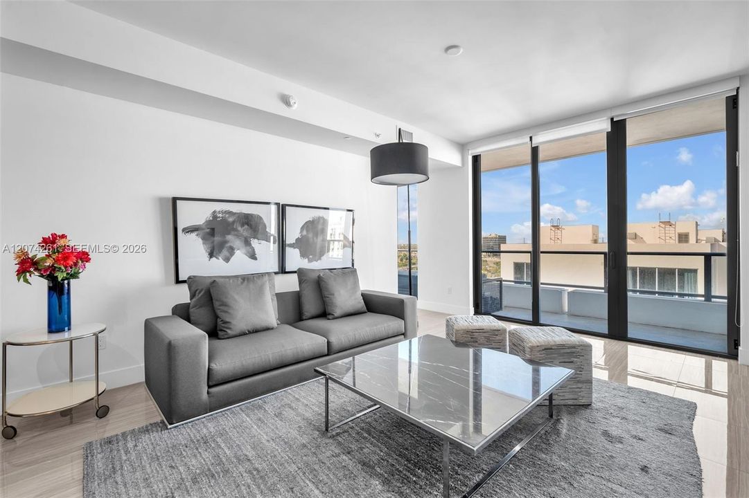 For Sale: $636,000 (1 beds, 2 baths, 920 Square Feet)