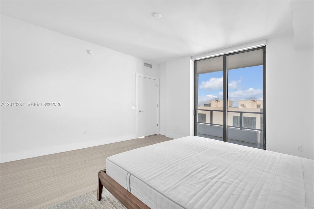 For Sale: $636,000 (1 beds, 2 baths, 920 Square Feet)