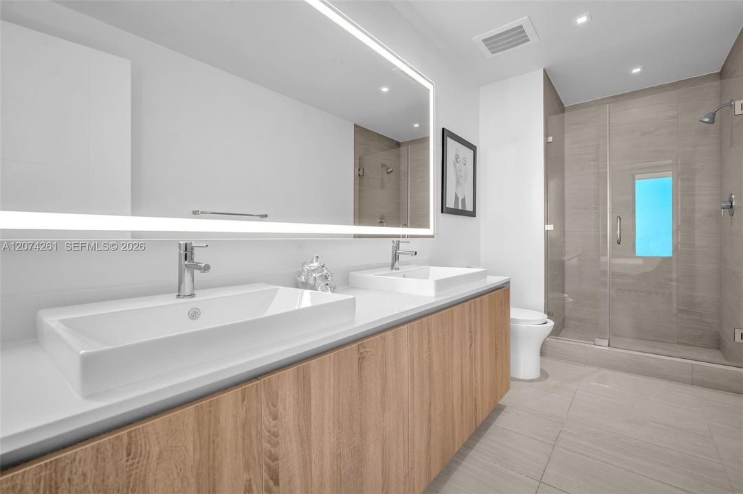 For Sale: $636,000 (1 beds, 2 baths, 920 Square Feet)