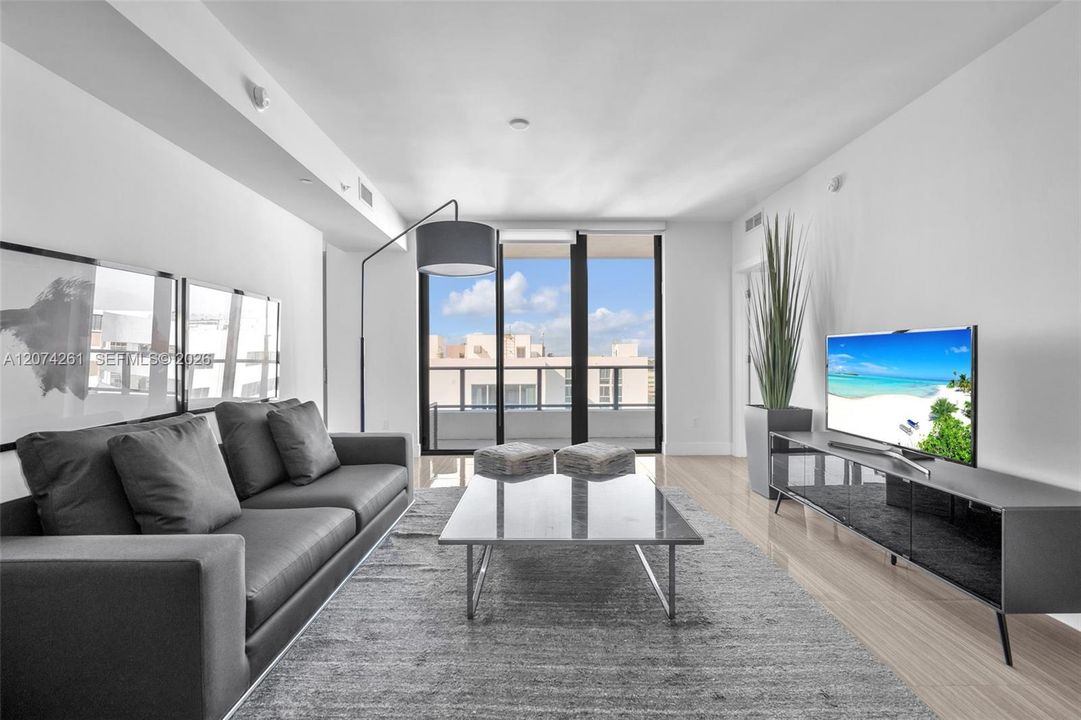 For Sale: $636,000 (1 beds, 2 baths, 920 Square Feet)