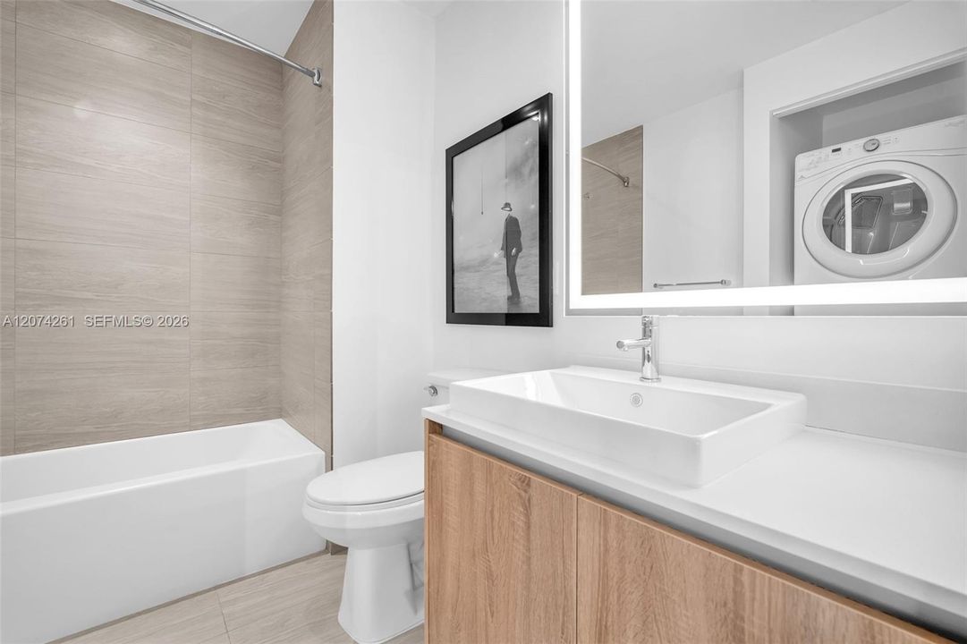 For Sale: $636,000 (1 beds, 2 baths, 920 Square Feet)