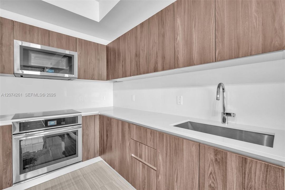 For Sale: $636,000 (1 beds, 2 baths, 920 Square Feet)