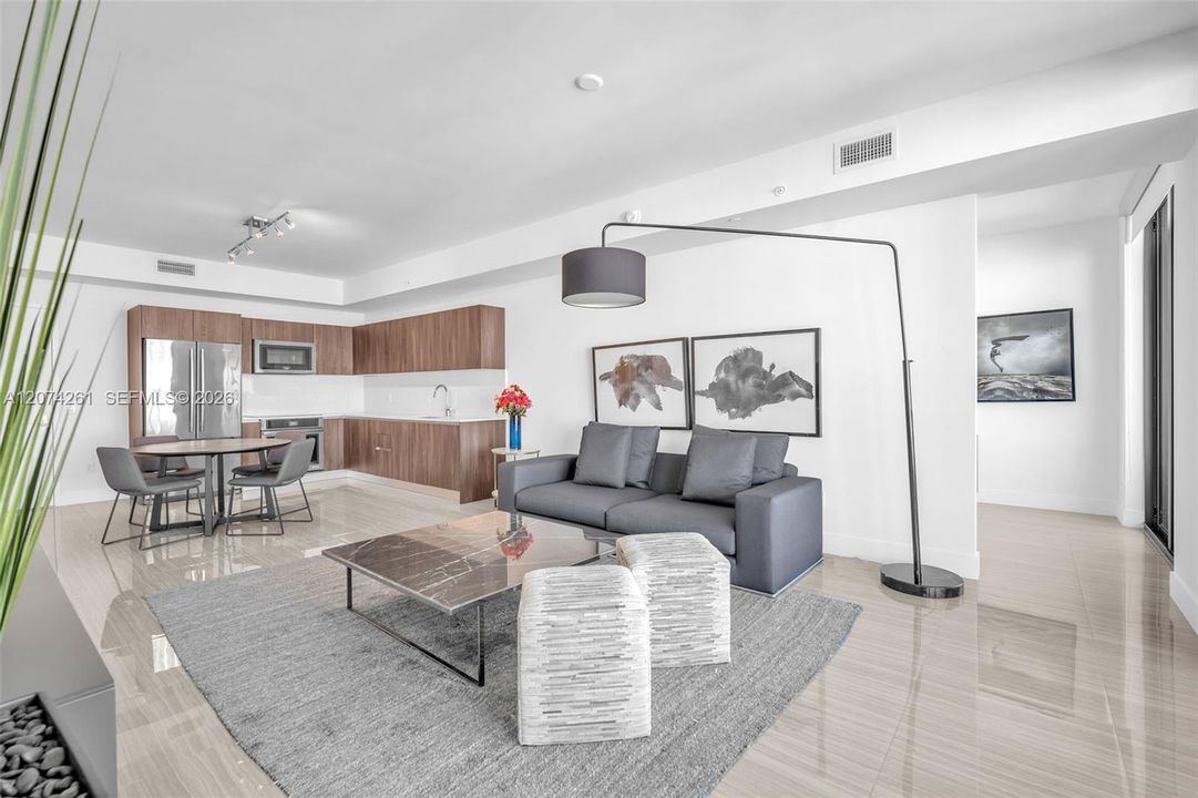For Sale: $636,000 (1 beds, 2 baths, 920 Square Feet)