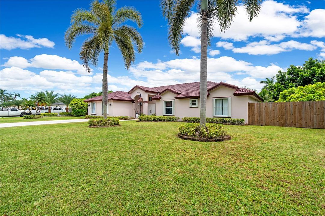 For Sale: $899,000 (5 beds, 3 baths, 2832 Square Feet)