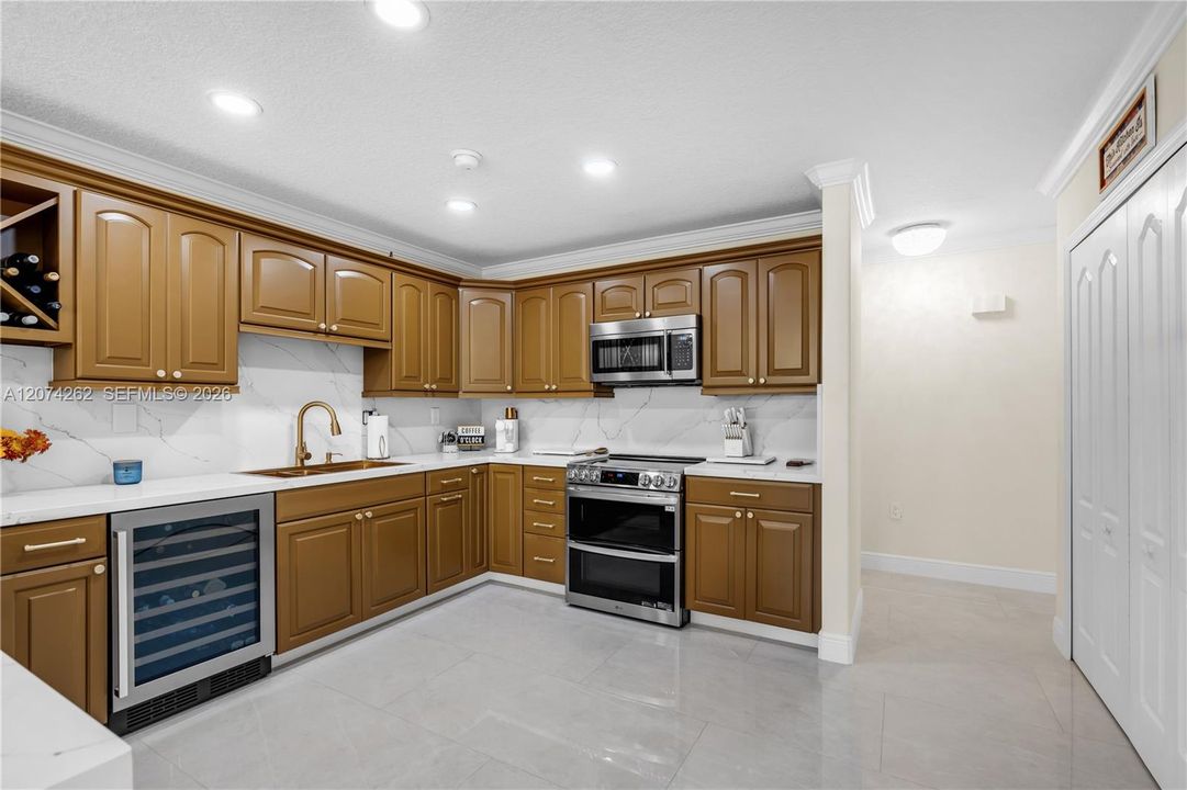 For Sale: $899,000 (5 beds, 3 baths, 2832 Square Feet)