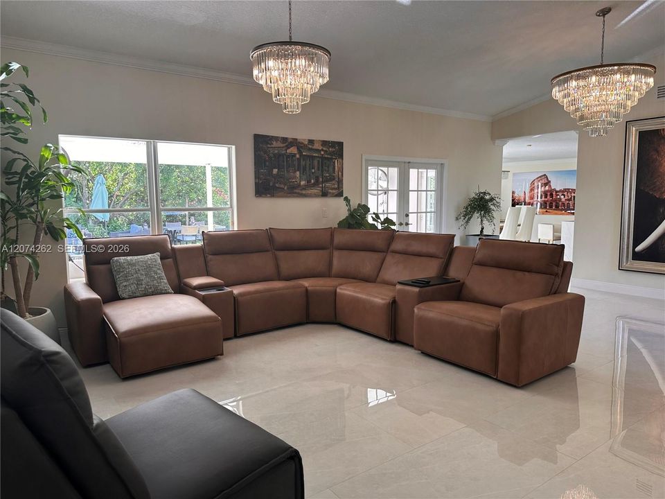 For Sale: $899,000 (5 beds, 3 baths, 2832 Square Feet)