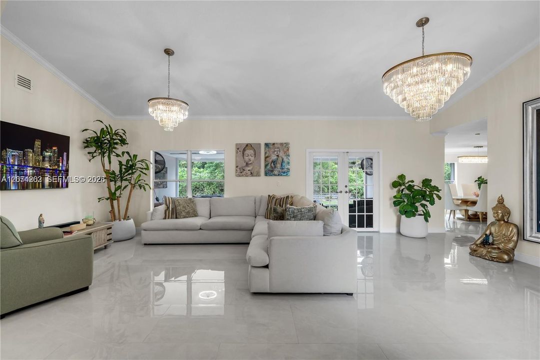 For Sale: $899,000 (5 beds, 3 baths, 2832 Square Feet)