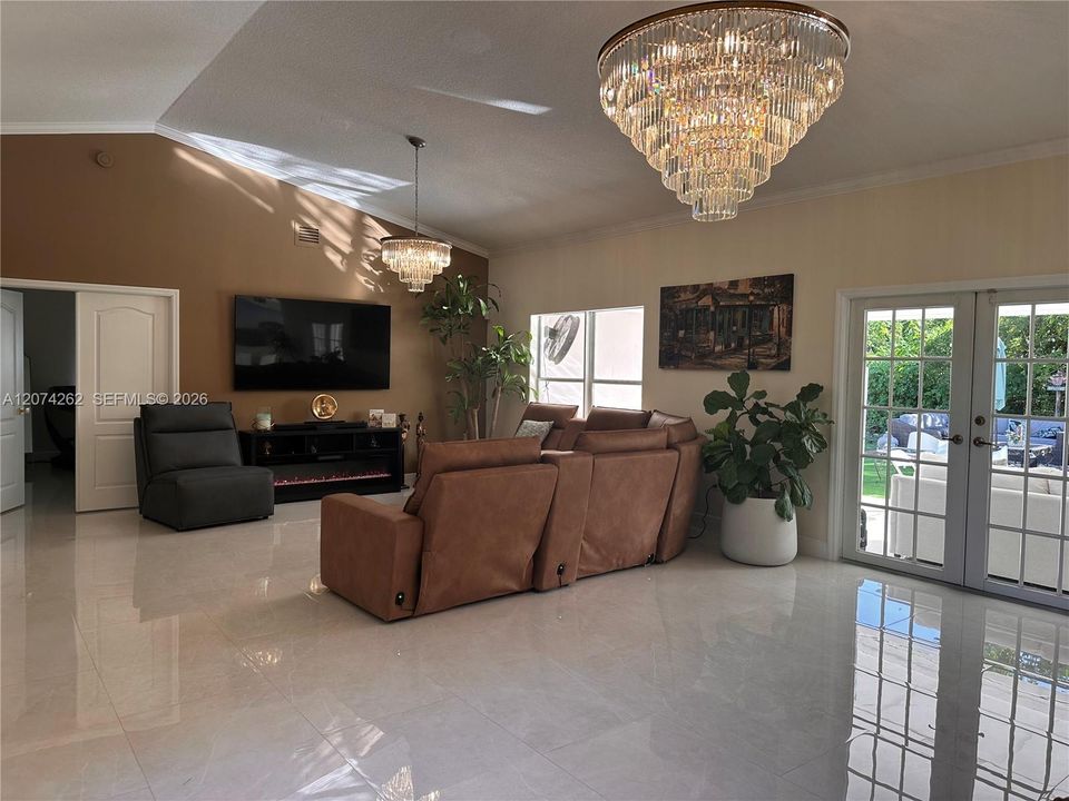 For Sale: $899,000 (5 beds, 3 baths, 2832 Square Feet)