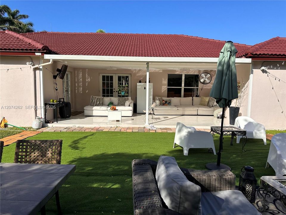 For Sale: $899,000 (5 beds, 3 baths, 2832 Square Feet)
