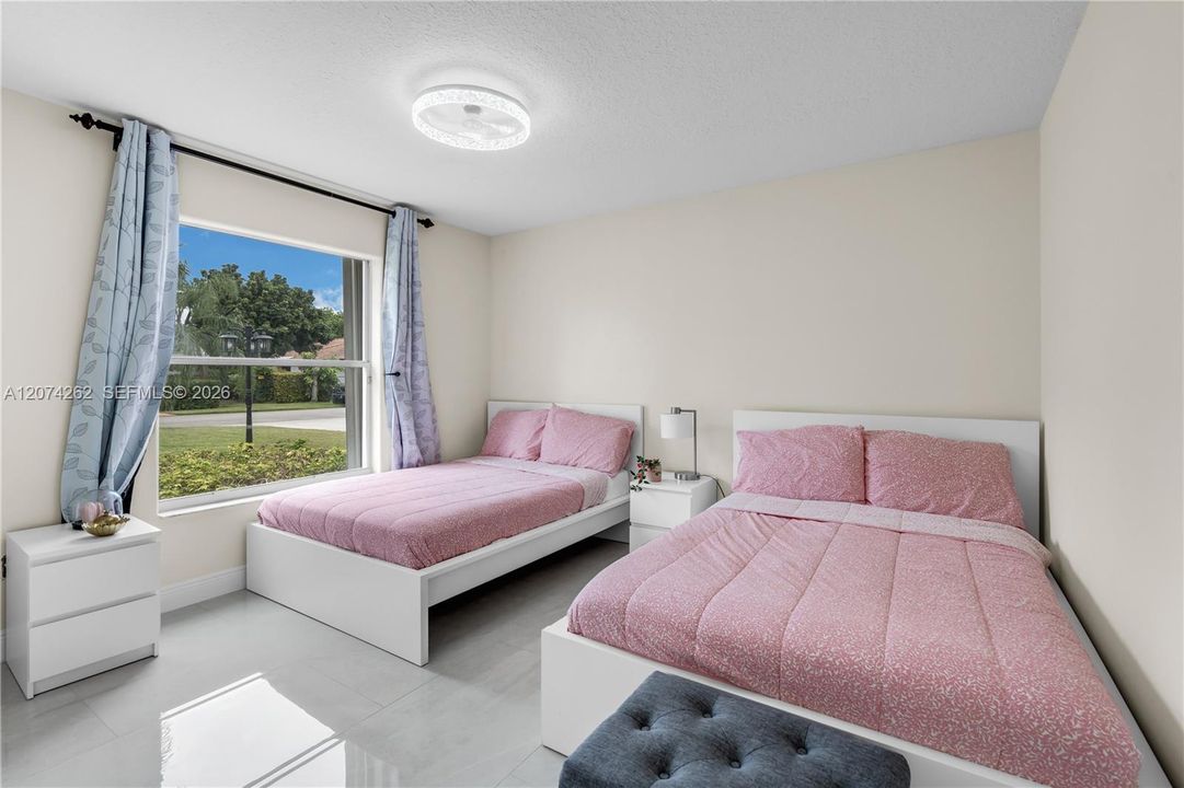 For Sale: $899,000 (5 beds, 3 baths, 2832 Square Feet)