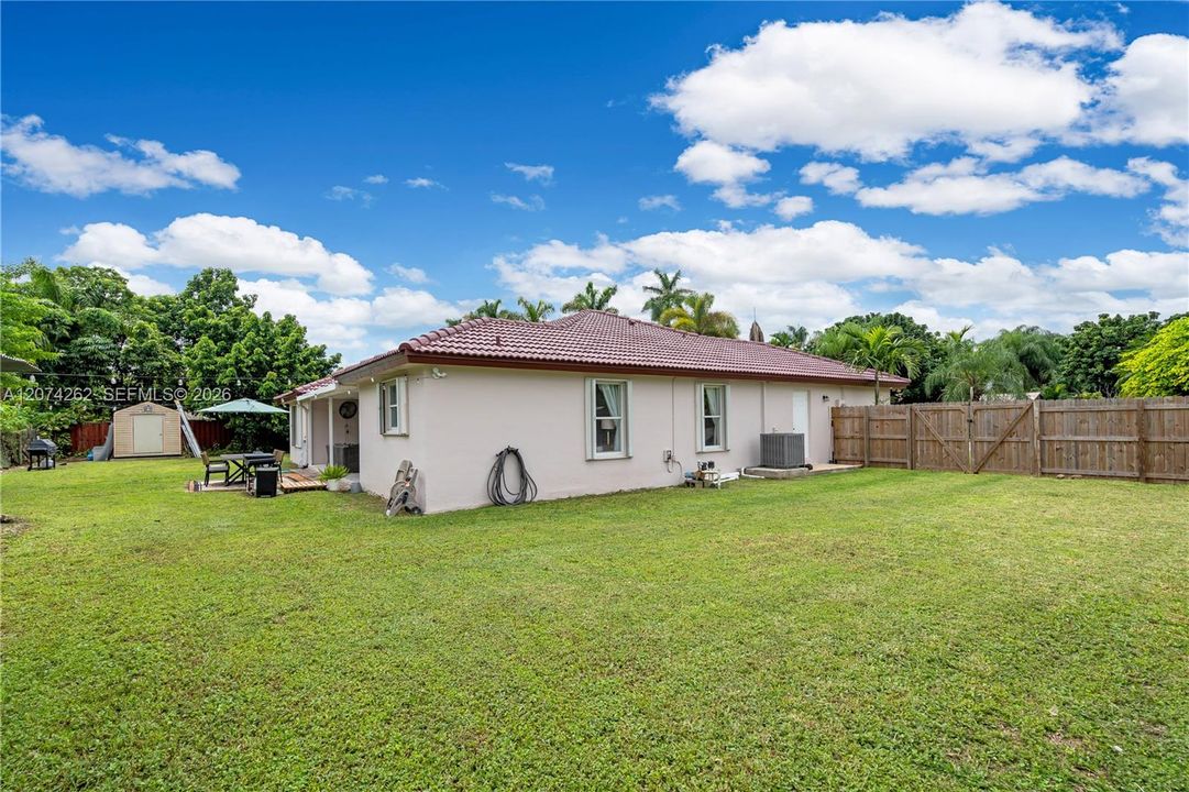 For Sale: $899,000 (5 beds, 3 baths, 2832 Square Feet)