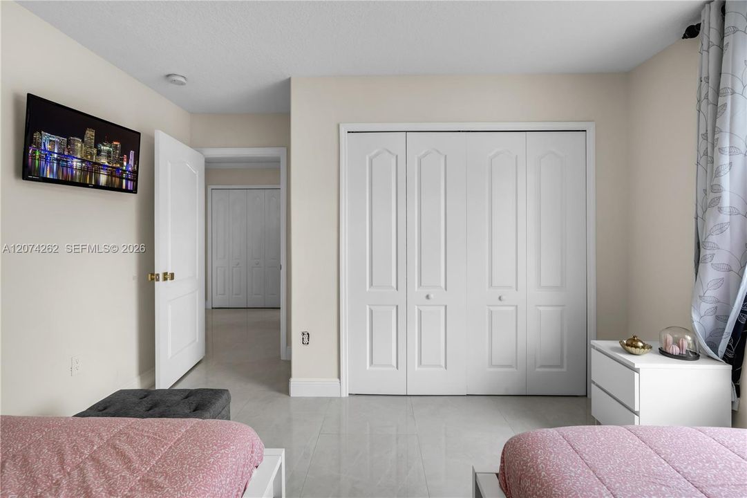 For Sale: $899,000 (5 beds, 3 baths, 2832 Square Feet)