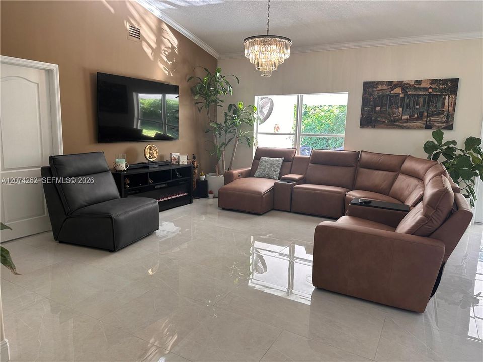 For Sale: $899,000 (5 beds, 3 baths, 2832 Square Feet)