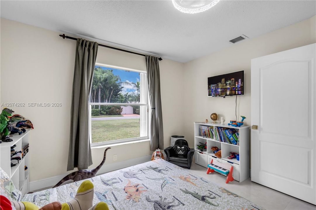 For Sale: $899,000 (5 beds, 3 baths, 2832 Square Feet)