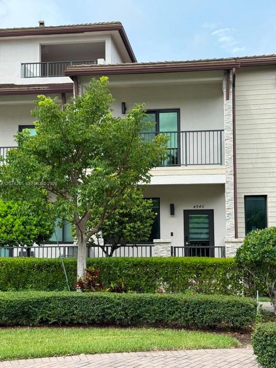 For Rent: $4,200 (3 beds, 2 baths, 1610 Square Feet)