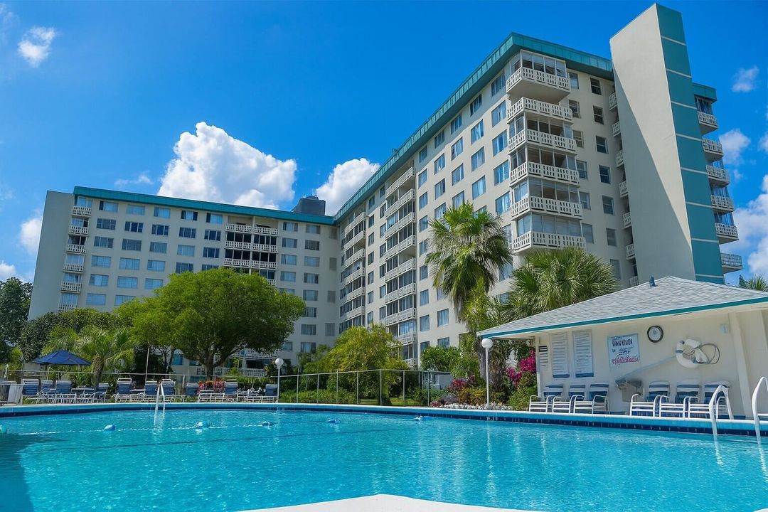 4330 Hillcrest 23 pool
