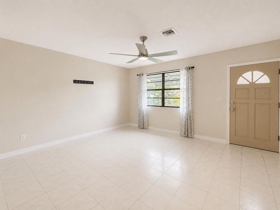 Entry/Living Room