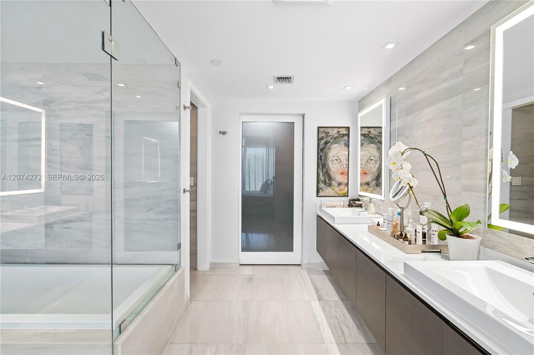 For Sale: $2,090,000 (2 beds, 2 baths, 1334 Square Feet)