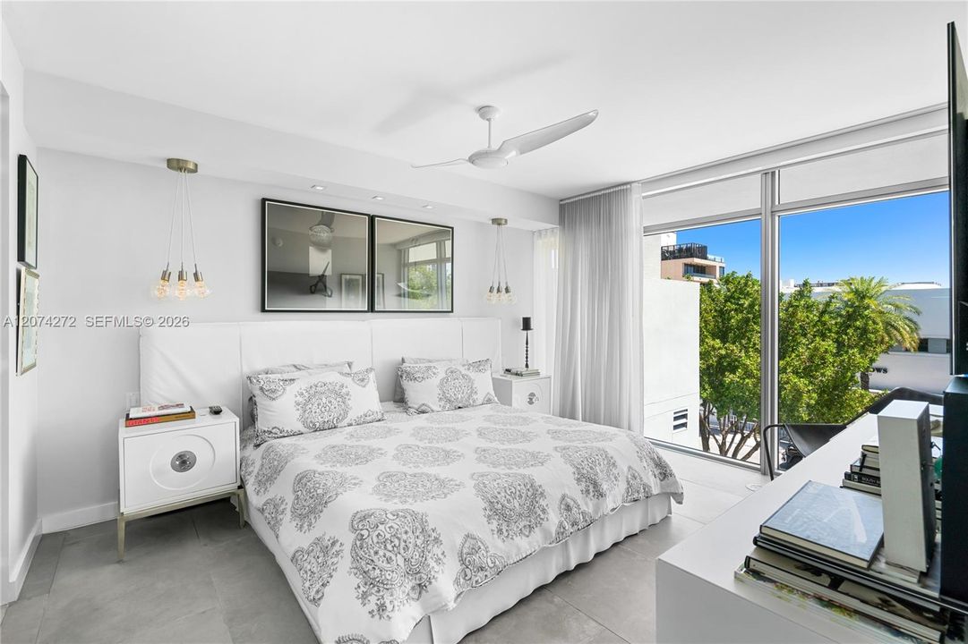 For Sale: $2,090,000 (2 beds, 2 baths, 1334 Square Feet)