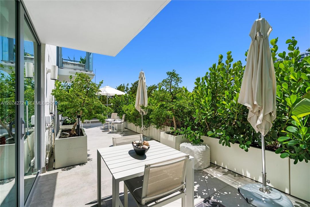 For Sale: $2,090,000 (2 beds, 2 baths, 1334 Square Feet)