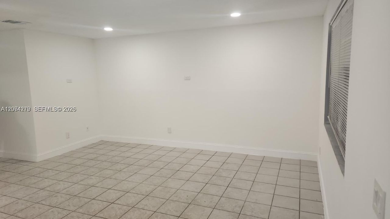 For Rent: $2,100 (2 beds, 1 baths, 2995 Square Feet)