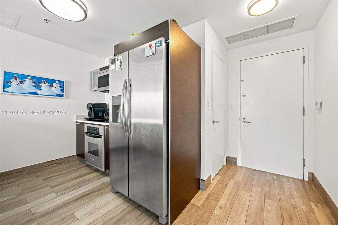 For Sale: $435,000 (1 beds, 1 baths, 837 Square Feet)
