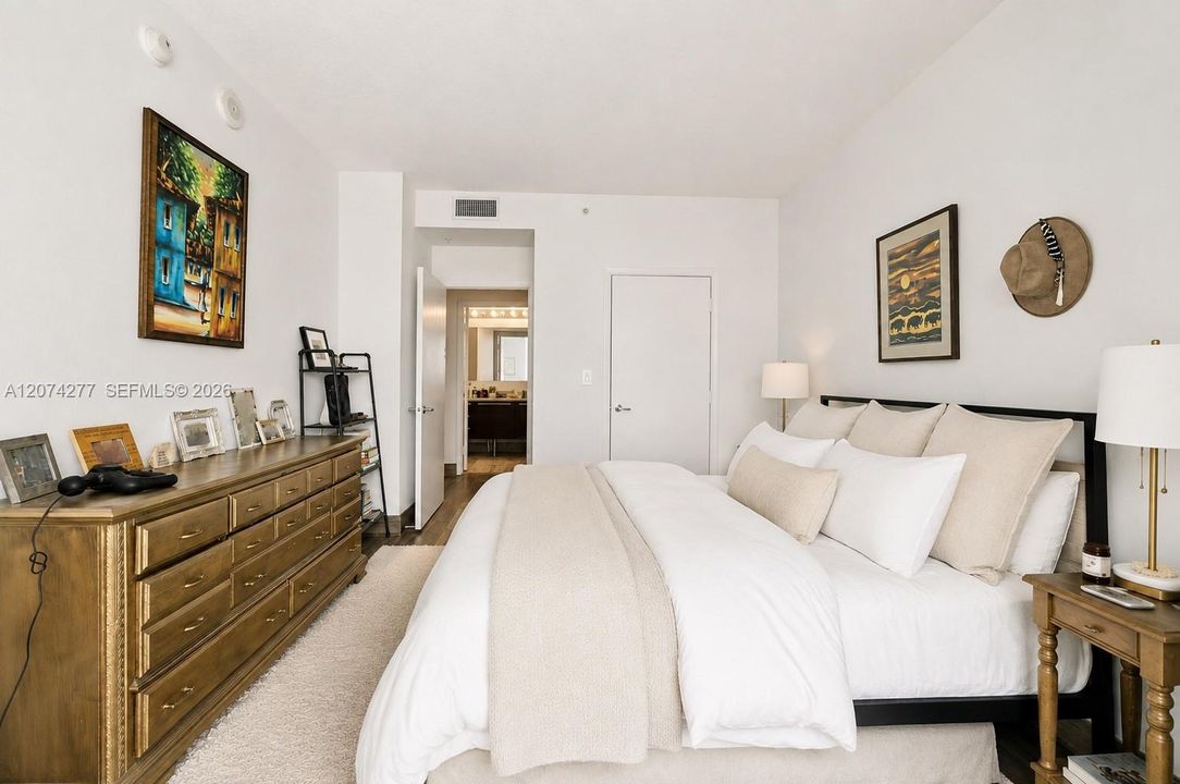 For Sale: $435,000 (1 beds, 1 baths, 837 Square Feet)