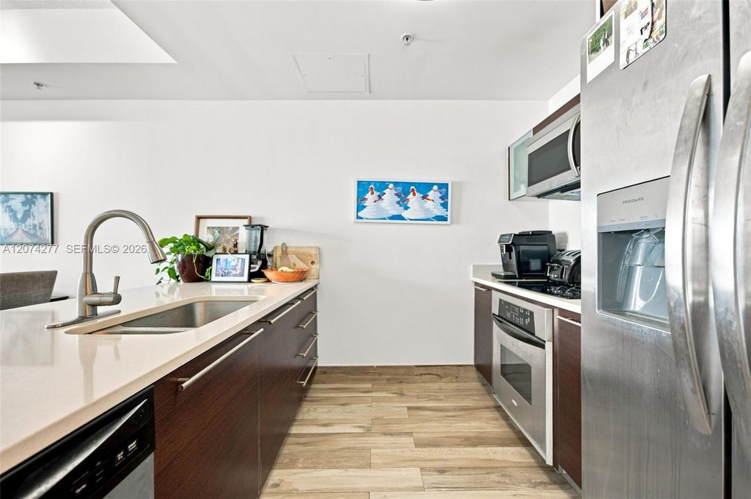 For Sale: $435,000 (1 beds, 1 baths, 837 Square Feet)