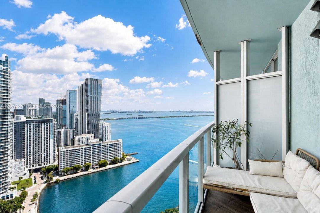 For Sale: $435,000 (1 beds, 1 baths, 837 Square Feet)