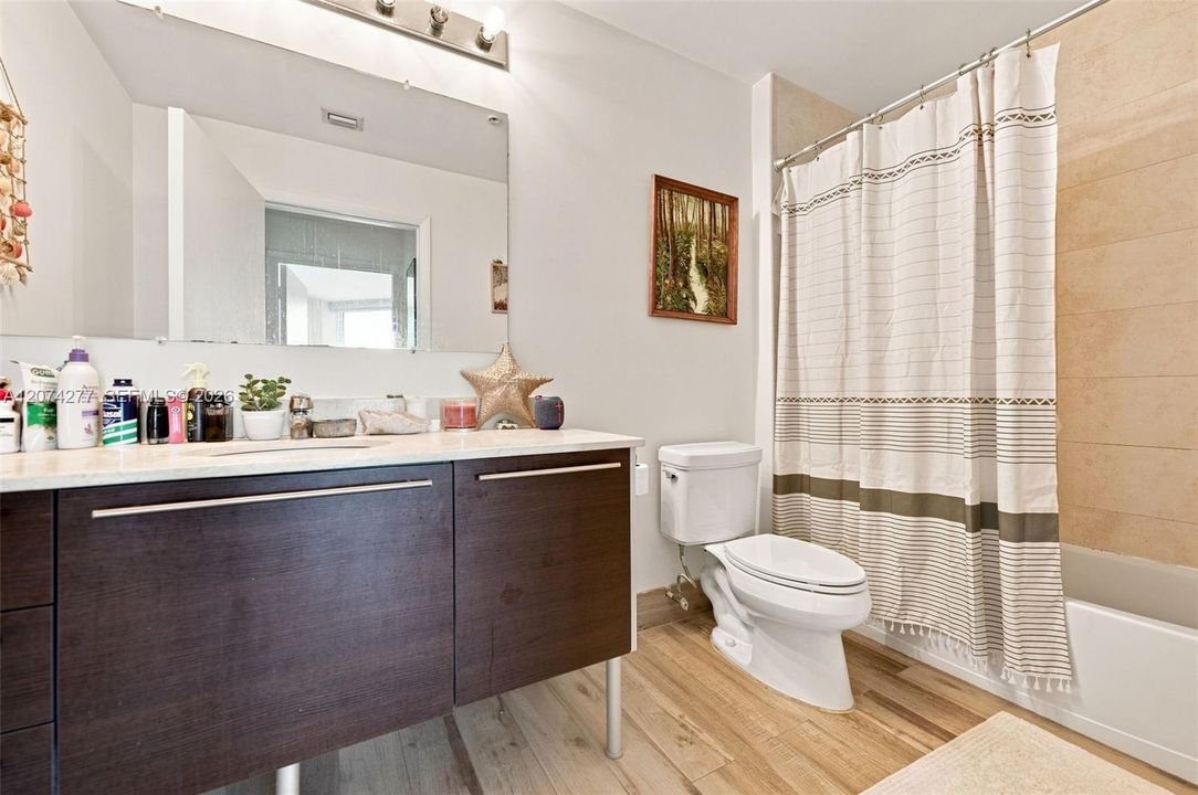 For Sale: $435,000 (1 beds, 1 baths, 837 Square Feet)
