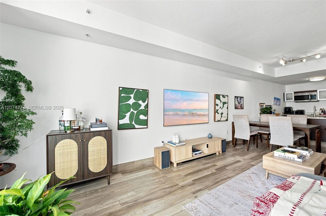 For Sale: $435,000 (1 beds, 1 baths, 837 Square Feet)