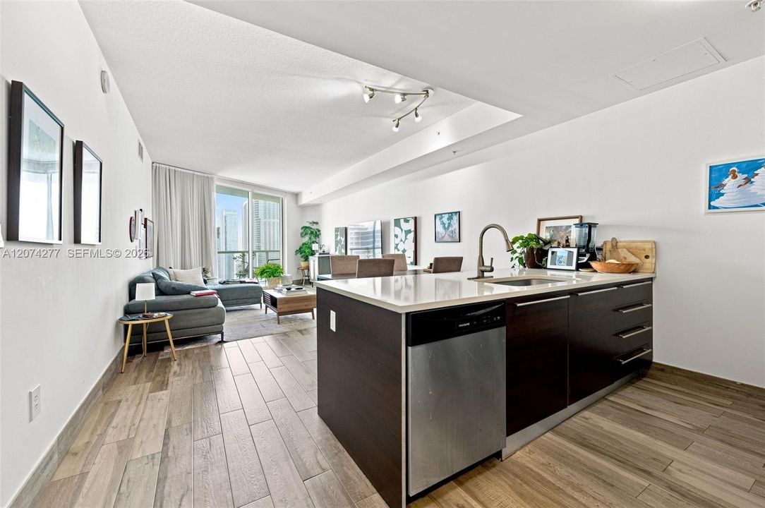 For Sale: $435,000 (1 beds, 1 baths, 837 Square Feet)
