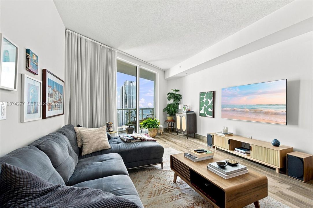 For Sale: $435,000 (1 beds, 1 baths, 837 Square Feet)
