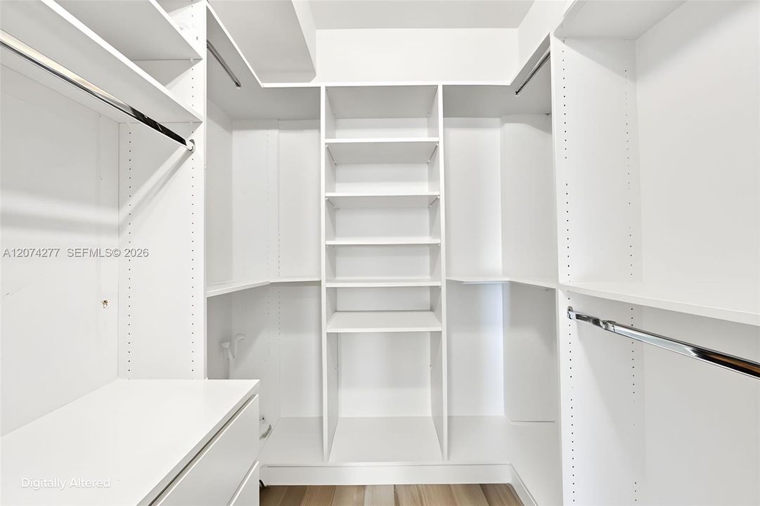 For Sale: $435,000 (1 beds, 1 baths, 837 Square Feet)