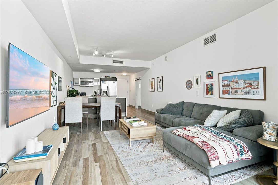 For Sale: $435,000 (1 beds, 1 baths, 837 Square Feet)