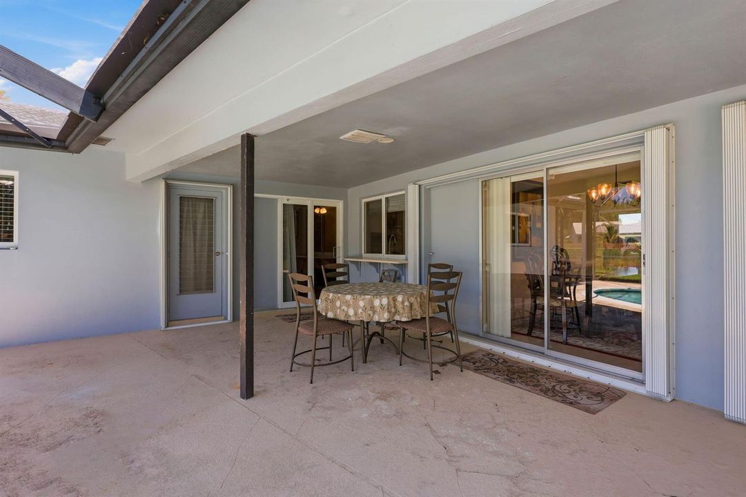 22_Poolside_Patio