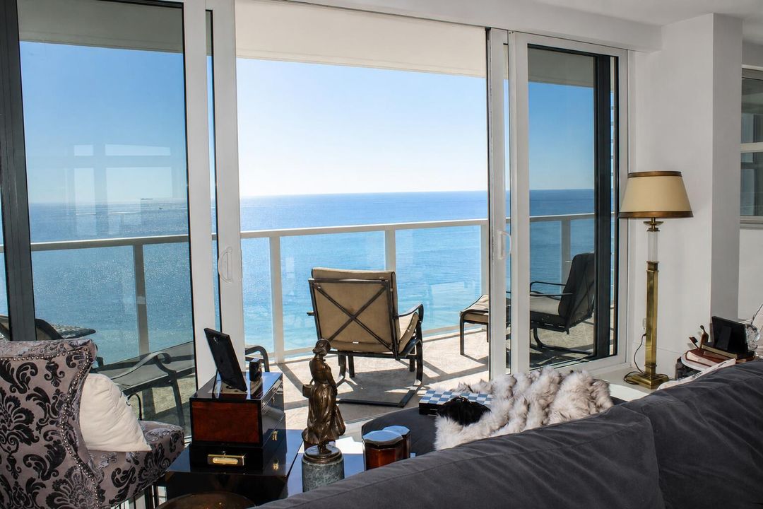 Reading/ Balcony