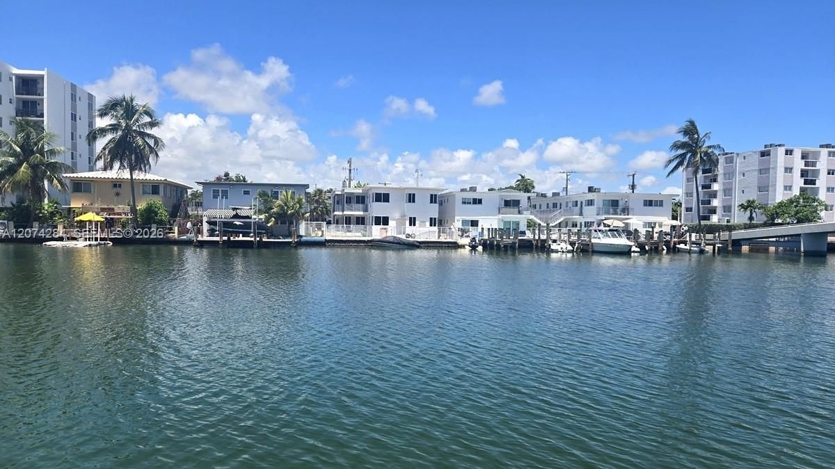 For Rent: $2,600 (2 beds, 2 baths, 1086 Square Feet)