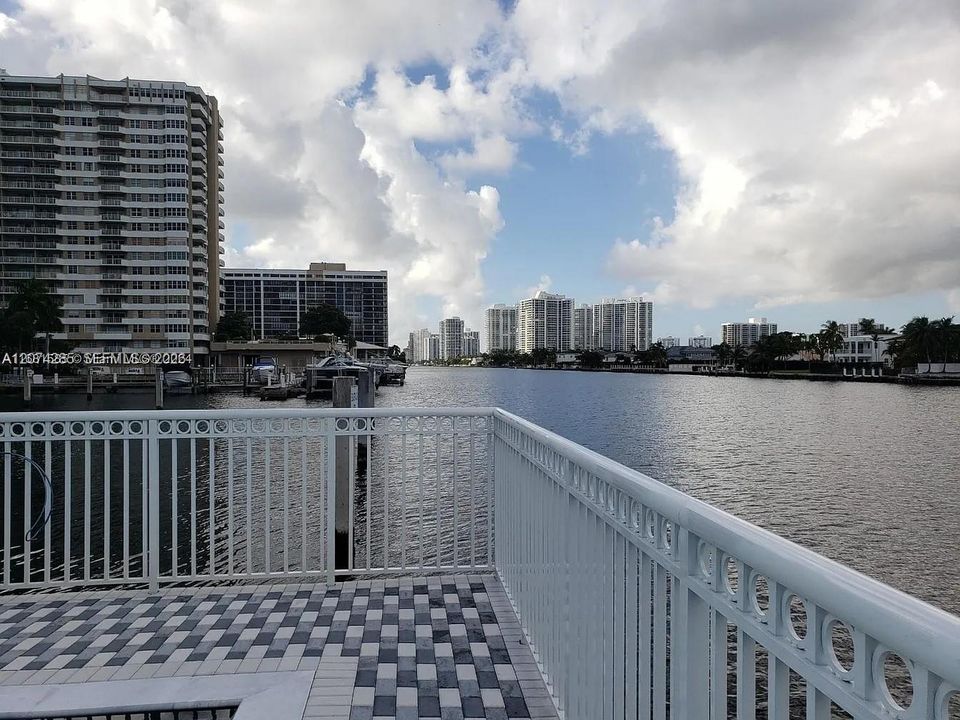 For Rent: $1,700 (1 beds, 1 baths, 700 Square Feet)