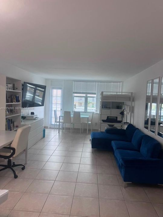 For Rent: $1,700 (1 beds, 1 baths, 700 Square Feet)