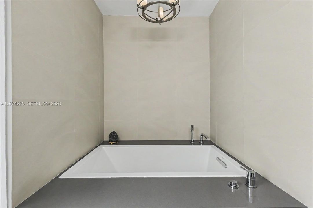 Soaking tub