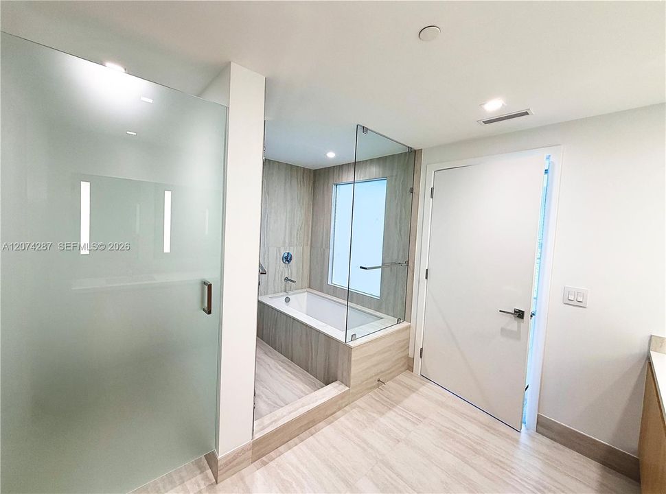 For Sale: $1,850,000 (2 beds, 3 baths, 1334 Square Feet)