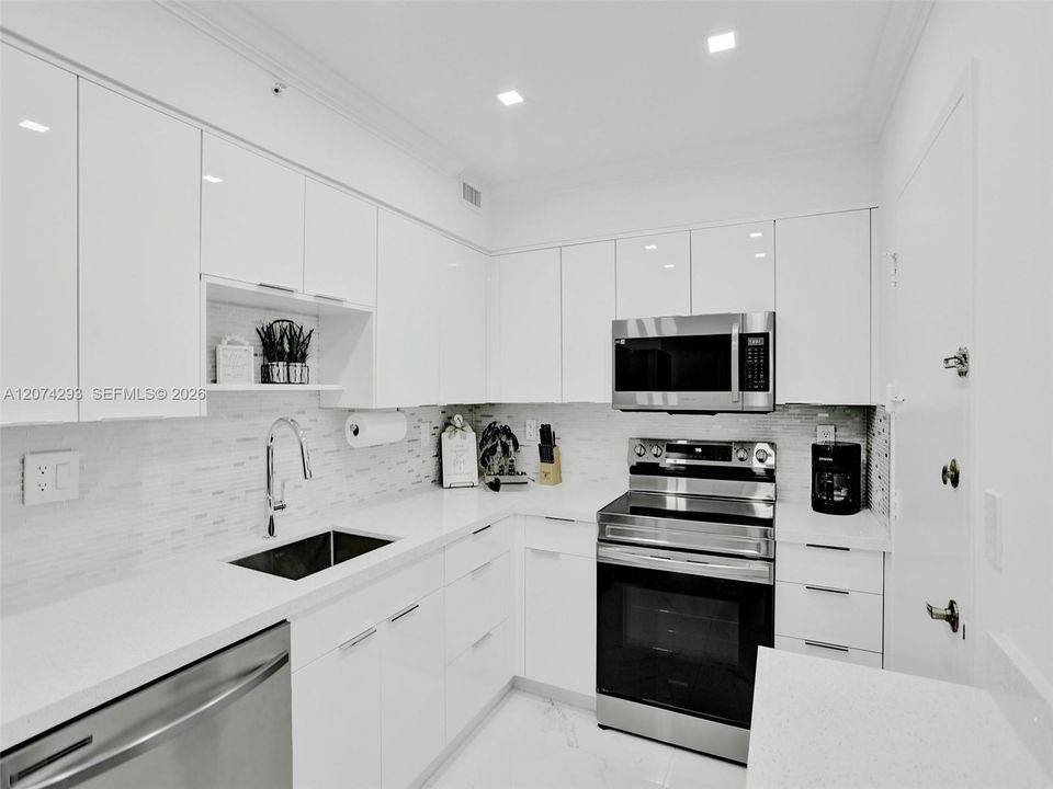 For Rent: $2,800 (1 beds, 1 baths, 835 Square Feet)